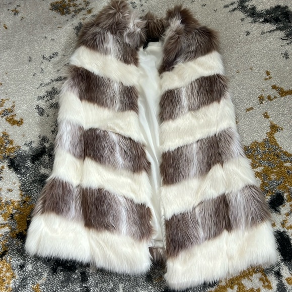 White House Black Market fur vest - Picture 3 of 4